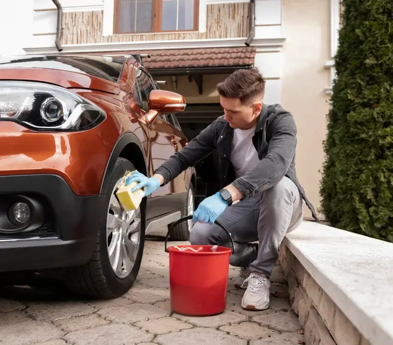 Lavage auto à domicile Saint-Fiacre-sur-Maine : professionnel intervenant sur un véhicule